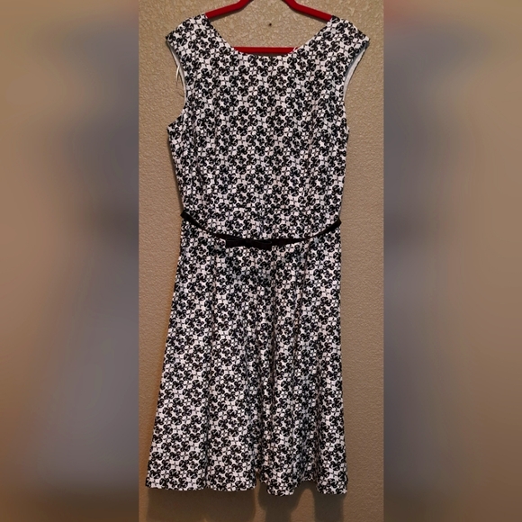 Black&white dress with abstract flower pattern and thin bow belt .  Size 18. - Picture 1 of 5